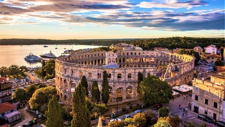 Central Apartments Pula Dış mekan fotoğraf